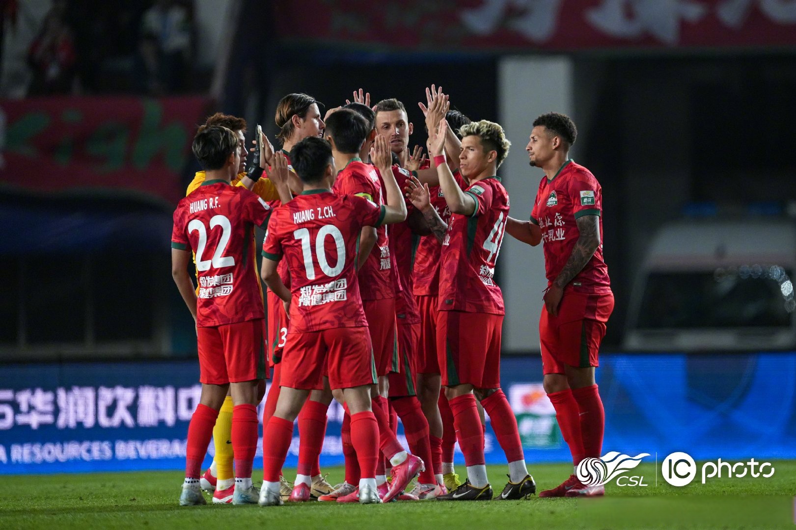 关于纷纷闹区的球员为球队争取胜利！的信息